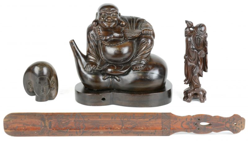 Een lot gesculpteerd hout, bestaande uit een wierrookbrander in de vorm van een zittende Boeddha, een Chinese wijze, een Japanse wierrookbrander en een Thais vrouwenhoofdje.