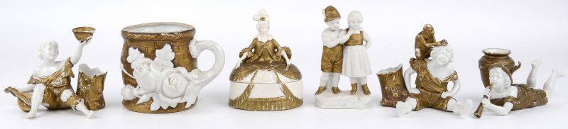 Een lot wit en goudgepatineerd porselein, bestaande uit een jongetje met mandoline, een jongetje met aapje, een jongetje met fluit en vaas, een Tiroler koppeltje, een dekseldoosje in de vorm van een dame en een kopje met rozen. Slijtage aan het patina.