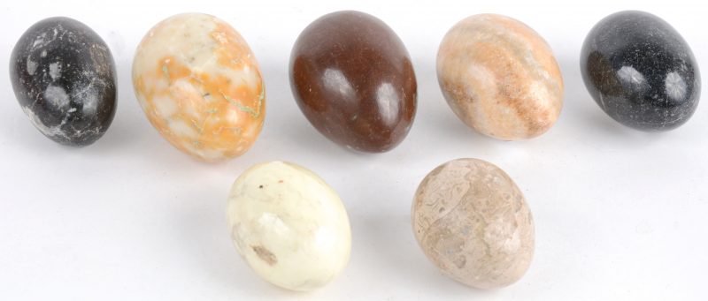 Een lot van zeven eitjes van verschillende mineralen.