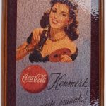 Een dienblad van Coca Cola. “Kenmerk van goede smaak.” Omstreeks 1950.