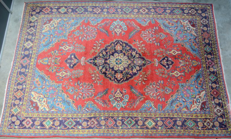 Een handgeknoopt Perzisch wollen karpet. Kleine slijtage.