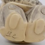 “Oude wijze”. Een netsuké van ivoor. Japans werk, begin XXste eeuw. Onderaan gemerkt.