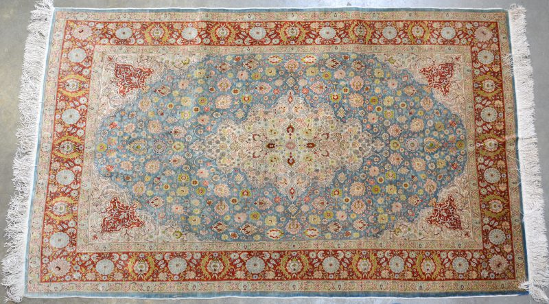 Een handgeknoopt Perzisch tapijt van zijde. Gesigneerd. Te reinigen.