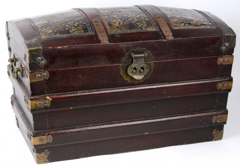 Een houten koffertje met gegalbeerd deksel, versierd met druivenranken.