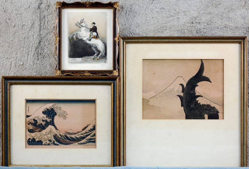 Reproducties van Japanse houtsneden (15 x 19 cm): “The Wave” van Hokusai en een andere. En een Weense gravure met een ruiter (11,5 x 9,5 cm).