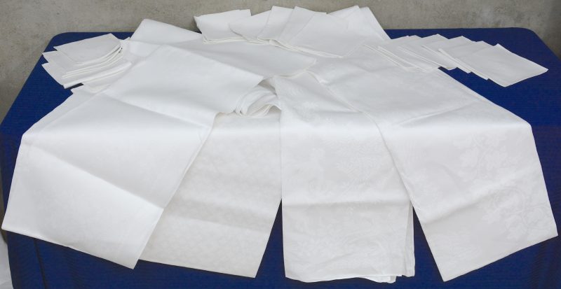 Drie grote tafellakens van damast met 18 bijpassende servetten. 60 x 65 cm