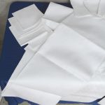 Drie grote tafellakens van damast met 18 bijpassende servetten. 60 x 65 cm