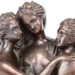 “De drie gratieën”. Een bronzen beeld op arduinen sokkel. Gemonogrameerd M.D.