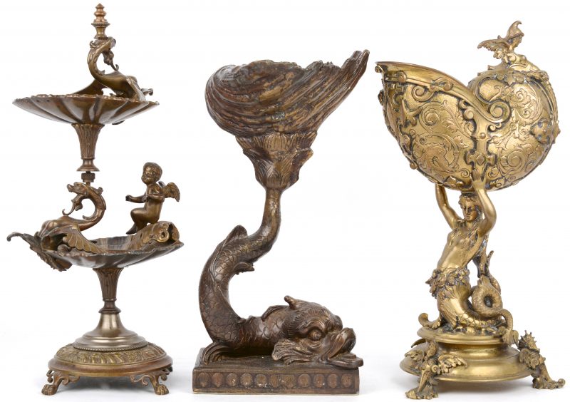 Een lot van drie coupes in barokke stijl van brons en messing.