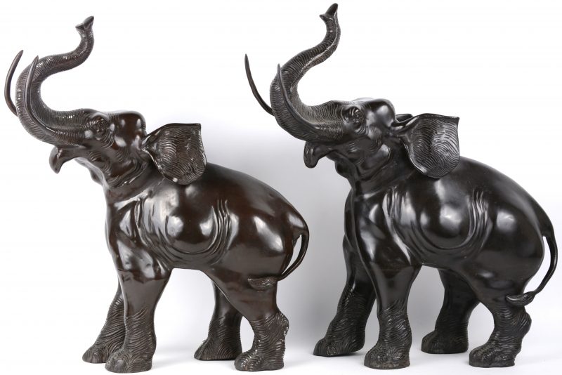 Twee olifanten van brons met donker patina. Aziatisch werk.