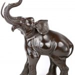 Twee olifanten van brons met donker patina. Aziatisch werk.