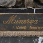 “Minerva”. Een beeld van bruingepatineerd brons op arduinen voetstuk. naar een werk van F. Schmid. Berlin, 1937.
