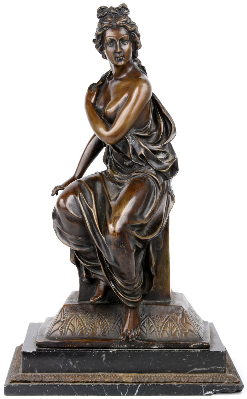 “Classicistische voorstelling”. Een bronzen beeld naar een werk van Bouval. Klein manco.