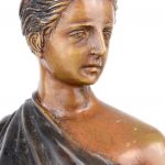 “Vrouw met rozen”. Een bronzen beeld met tweekleurig patina.