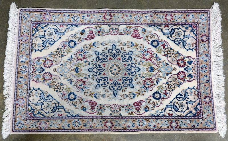Een klein Perzisch karpetje van wol en zijde. Handgeknoopt.