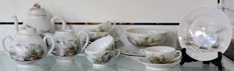 Een theeservies van Japans porselein, bestaande uit een theepot, een melkkan, een suikerpot, vijf kopjes met zes ondertasjes, een kom, elf kleine bordjes en twee grote borden. Eén dekseltje manco.