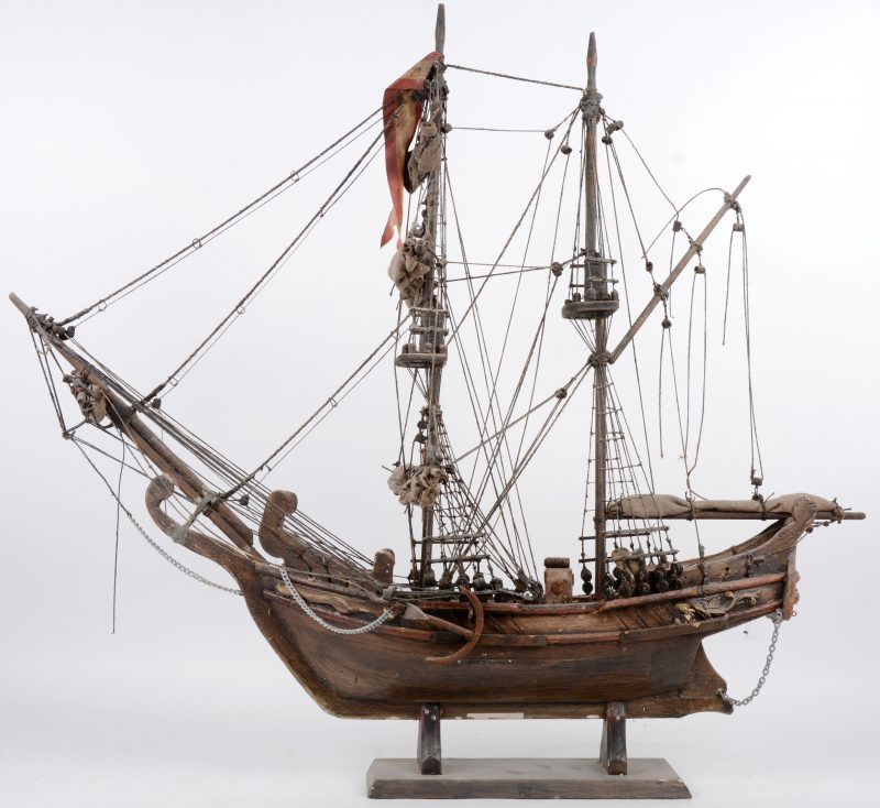 Een maquette van een zeilschip.