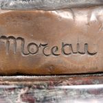“Jonge vrouw bij een bron”. Een beeld van bruingepatineerd brons op marmeren voetstuk. Naar een werk van Moreau.