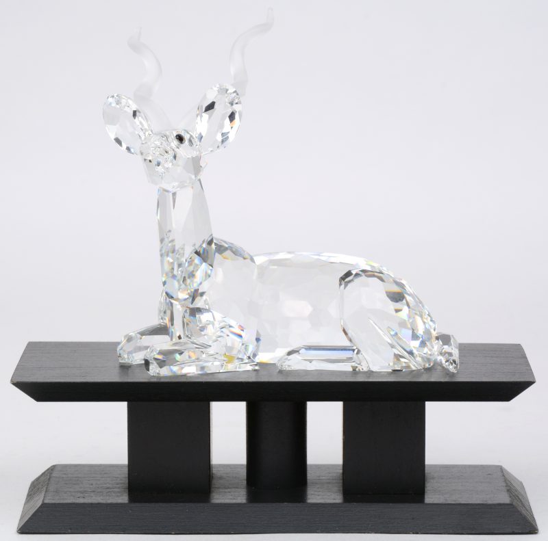“De Koedoe”. Een kristallen object uit de reeks “Inspiratie Afrika” naar ontwerp van Michael Stamey. Jaarlijks item 1994. In originele verpakking en met display.