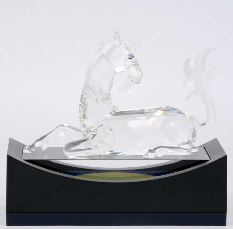 “De eenhoorn”. Een kristallen object uit de reeks “Fabelachtig dierenrijk” naar een ontwerp van Martin Zendron. Jaarlijks item 1996. In originele verpakking en met display.