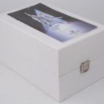 “Pierrot”. Een kristallen object uit de reeks “Maskerade” naar een ontwerp van Adi Stocker. Jaarlijkse uitgave 1999. In originele doos, met display en kristallen plaquette.