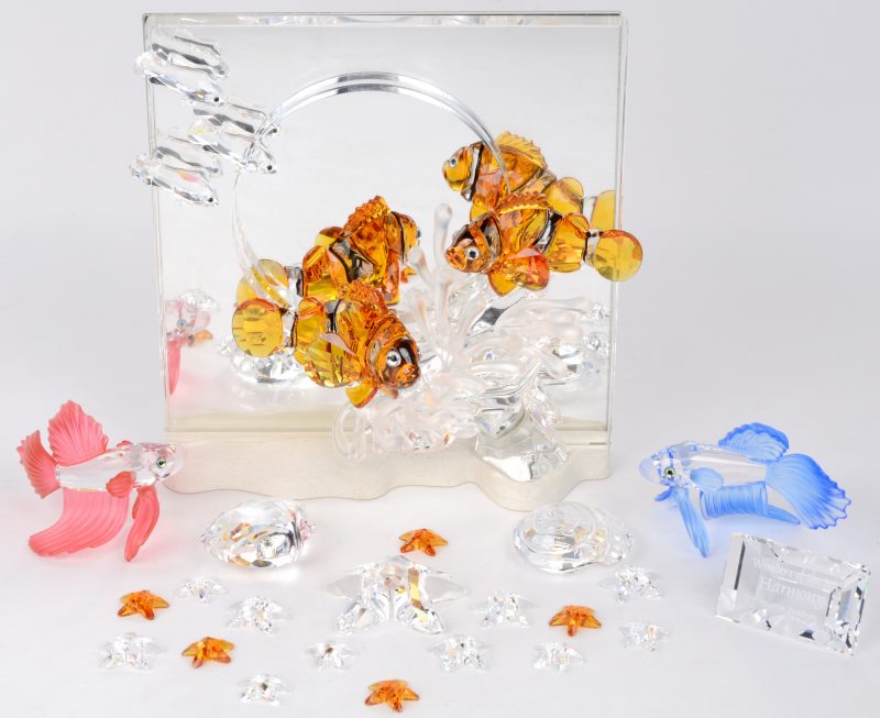 “Harmony”. Een kristallen object uit de reeks “Wonders of the sea” naar een ontwerp van Martin Zendron. Jaarlijkse uitgave 2005. Met display en kristallen plaquette. Bijgevoegde enkele schelpjes en zeesterren en een blauwe en een rode Siamese vechtvis.