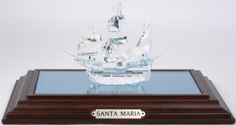 “Santa Maria”. Een scheepje van geslepen kleurloos kristal op presentatiesokkel. In originele doos.