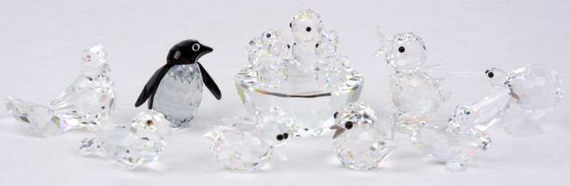 Een lot vogeltjes van geslepen kristal, bestaande uit een nestje met vier kuikens, een pelikaan, een kiwi, twee eendjes, een duif, een pinguïn en twee kleine vogeltjes.