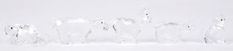 Een lot van vijf diertjes van geslepen kleurloos kristal uit de Chinese dierenriem, bestaande uit een geit, een rat, een aap, een varken en een tijger.