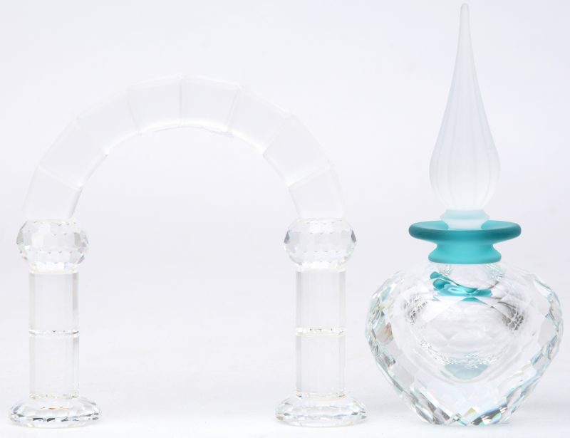 Een Oriëntaals uitziend kristallen parfumflesje met gesatineerde stop en een deels gesatineerd kristallen boogje met zuiltjes. Beide gemerkt.