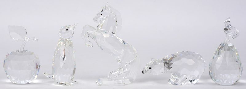 Een lot voorwerpen van geslepen kleurloos kristal, bestaande uit een ijsbeer, een pinguïn, een steigerend paard, een appel en een peer. Allen gemerkt.