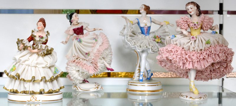 “Danseresjes”. Een serie van vier beeldjes van polychroom Saksisch porselein. Onderaan gemerkt.