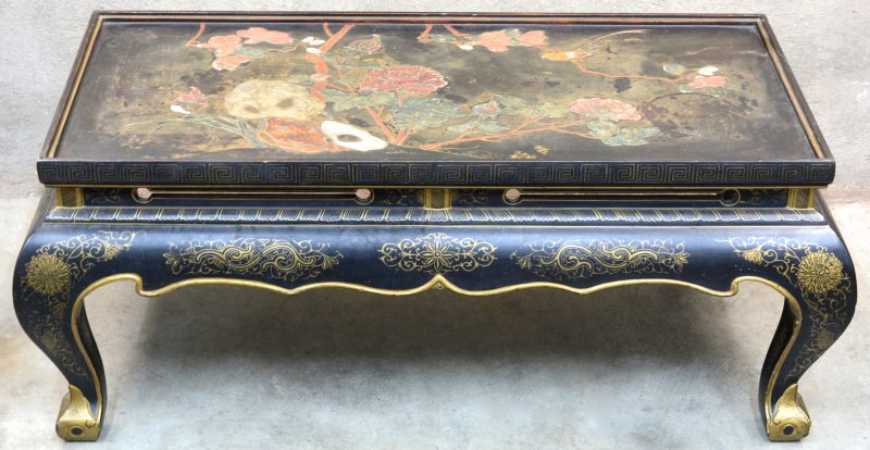 Een zwartgelakte Chinese salontafel met een decor van bleoemn en vogels in pietra dura in het blad. Glazen blad manco.