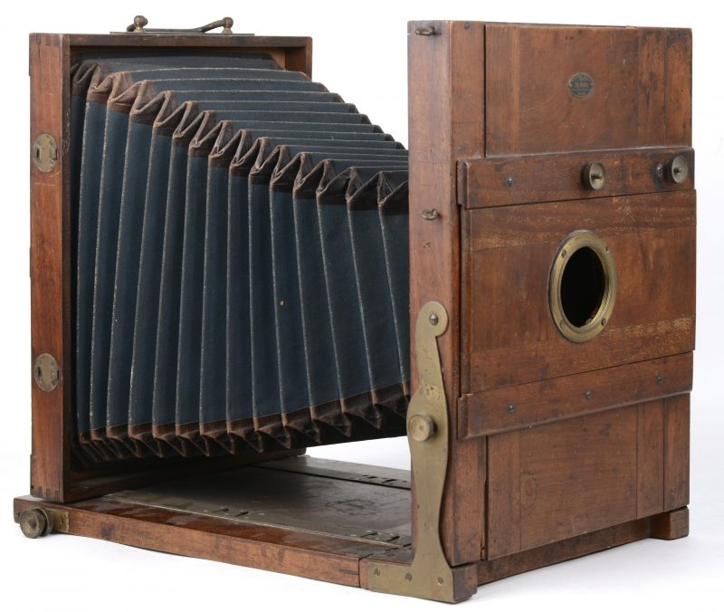 Een 19de eeuwse mahoniehouten camera obscura. Gemerkt Edgard Buysse. Intact maar zonder lens. In originele lederen tas.