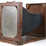 Een 19de eeuwse mahoniehouten camera obscura. Gemerkt Edgard Buysse. Intact maar zonder lens. In originele lederen tas.