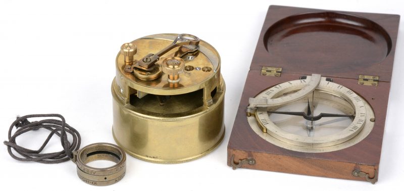 Een kleine sextant, een compas en een zonnewijzerring. De eerste gemerkt van Stanley te Londen.