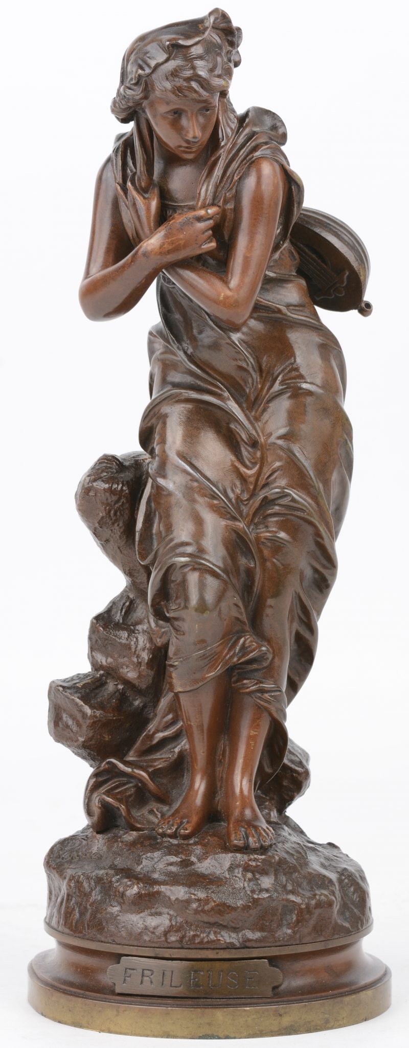 “La frileuse”. Een beeld van bruingepatineerd brons. Gesigneerd.