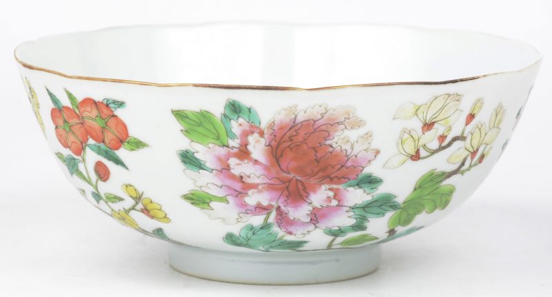 Bowl van Chinees porselein met famille rose decor. Onderaan gemerkt.
