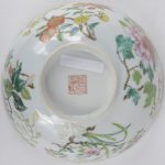 Bowl van Chinees porselein met famille rose decor. Onderaan gemerkt.