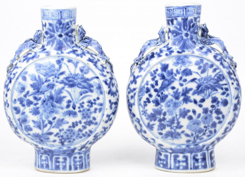 Paar blauwe en witte kalebasvazen van Chinees porselein. Klein letsel.