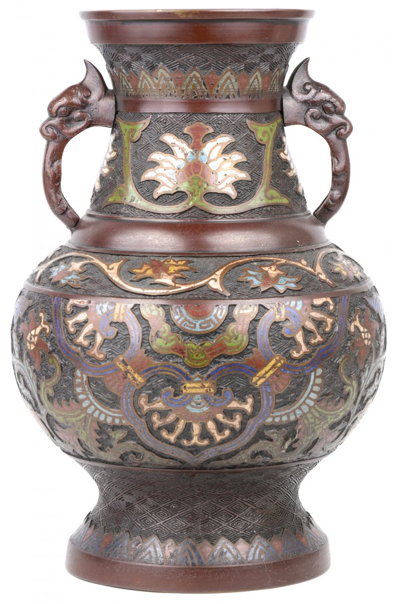 Een vaas van cloisonné brons. Chinees werk. Lichte deuk aan de basis.
