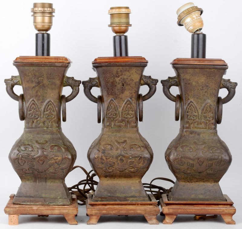 Drie bronzen vazen of hu’s, gemonteerd als lampvoeten. China, XIXe eeuw.