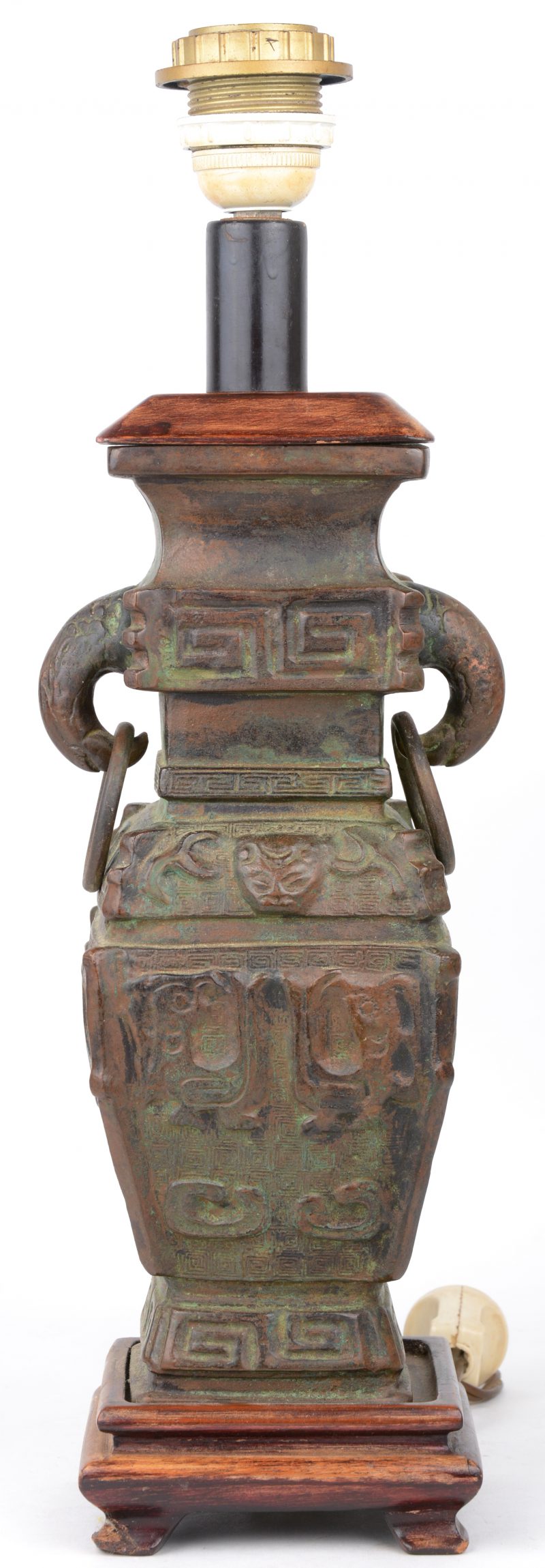 Een bronzen vaas of hu, gemonteerd als lampvoet. XIXe eeuw.