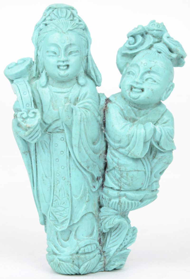 Een beeldje van gesculpteerd turkoois in de vorm van een Guan-Yin en een voorstelling van Boeddha. Handjes gebroken.