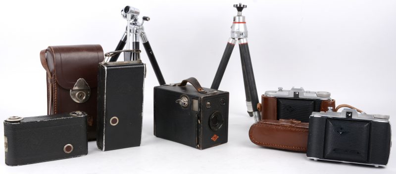 Een lot oude balg - camera’s in werkende staat. Periode ‘30 - ‘50. Twee camera’s “Agfa Isolette ( jaren ‘50), Twee AGFA Balgcamera’s met Jgstar- lens ( ca. jaren ‘30), een  “AGFA BOX 54” ( ca. 1930-33) en twee statiefjes.