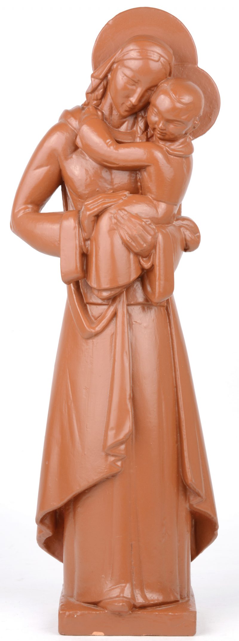 “Madonna met kind”. Een beeld van terracotta. Gesigneerd.