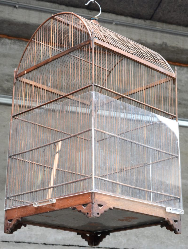 Een houten vogelkooi.