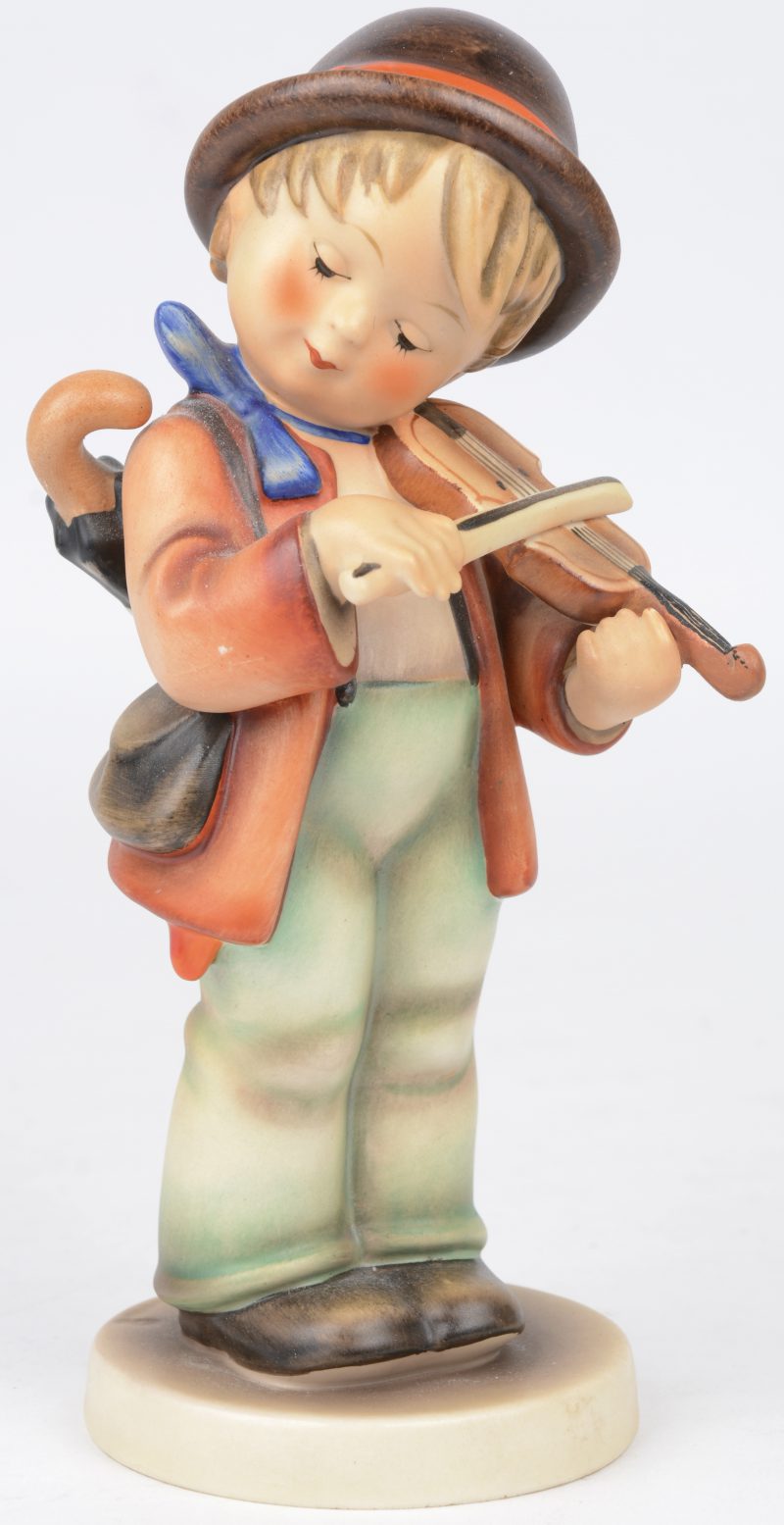 “De kleine violist”. Een beeldje van meerkleurig porselein uit de reeks van M.I. Hummel. Gemerkt.