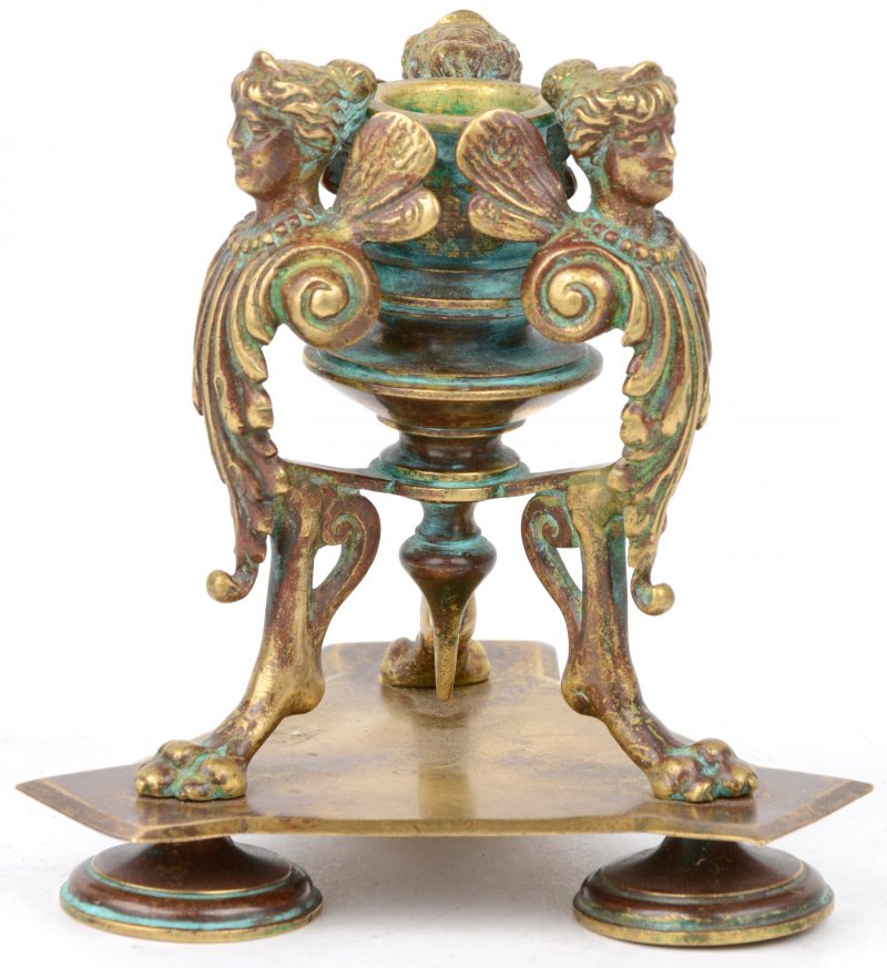 Een bronzen kandelaartje, versierd met drie kariatiden. XIXe eeuw.