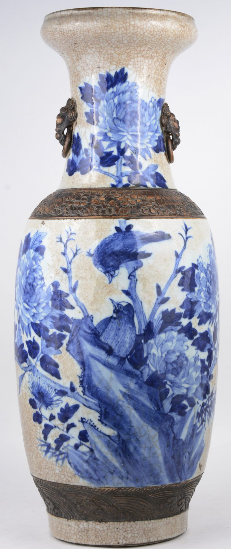 Naning vaas van Chinees aardewerk met decor van vogels en bloemen. Onderaan gemerkt.